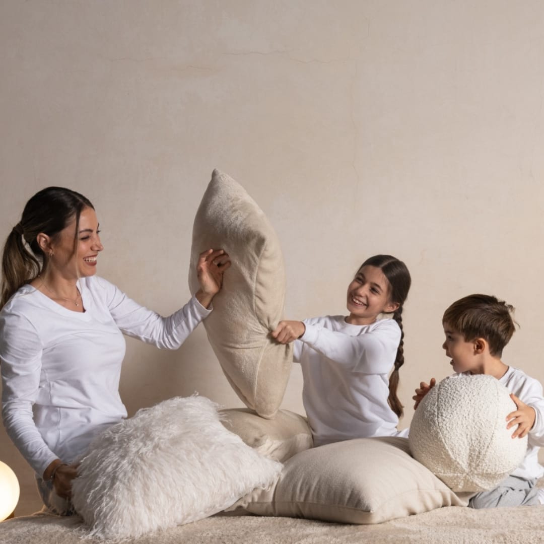 Cojines decorativos con diseños modernos y texturas suaves para sala y habitación.