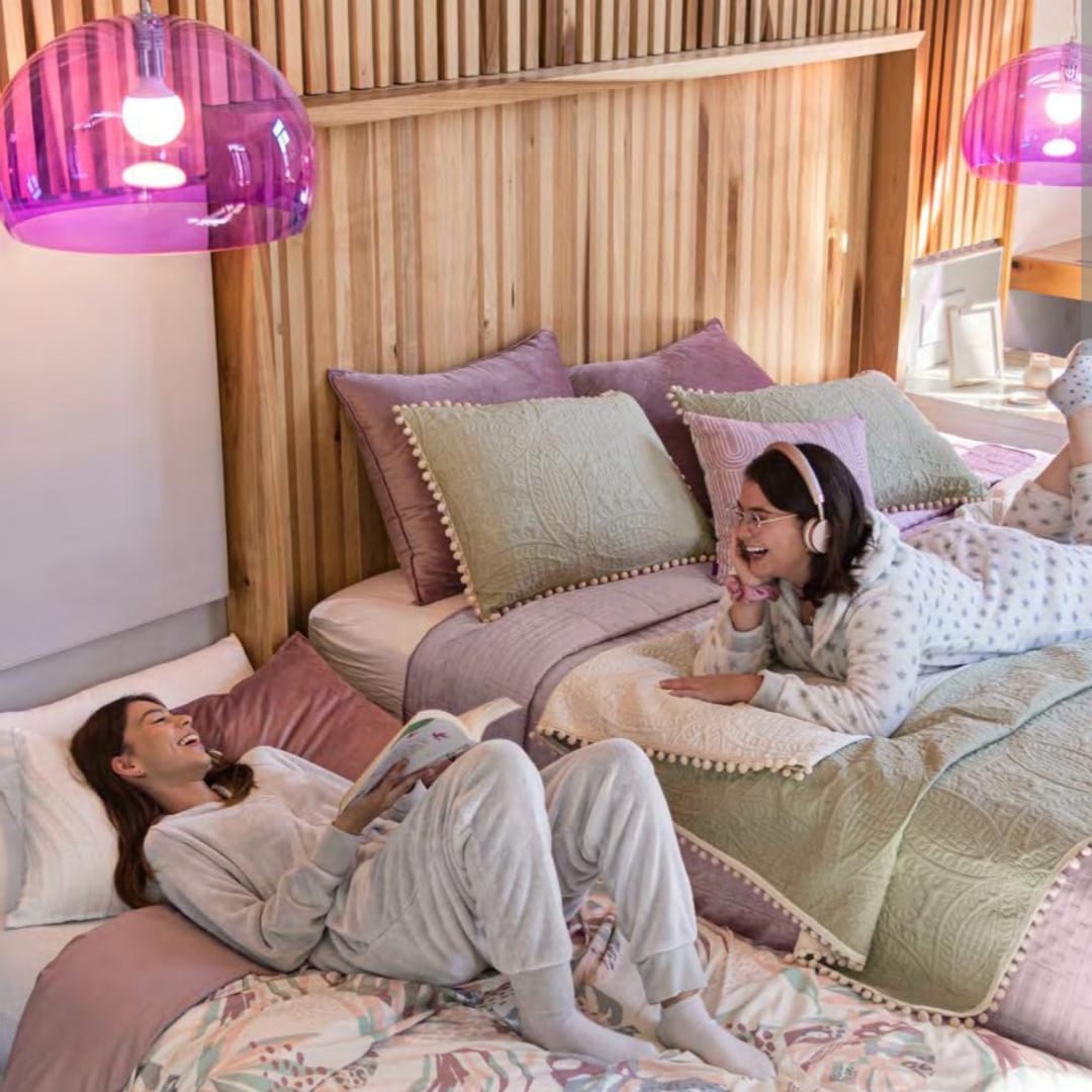 Ropa de cama vibrante y llena de estilo para espacios juveniles e infantiles con personalidad.